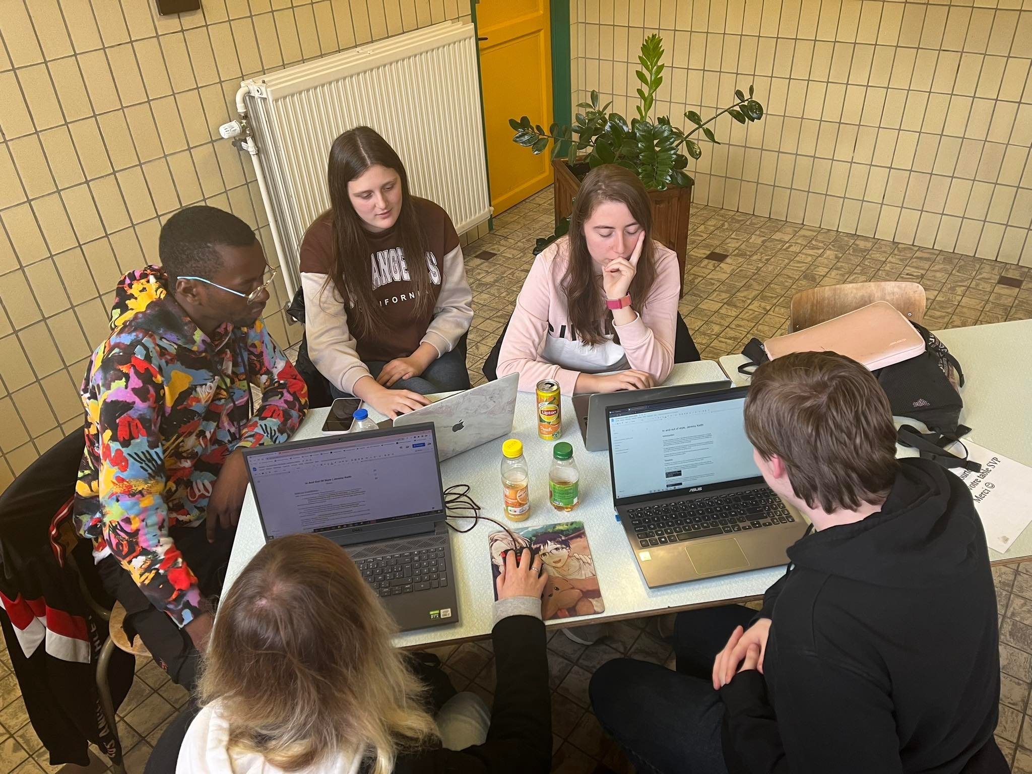 Photo du groupe lorsqu'on mettais en commun nos notes pour créer le contenu.