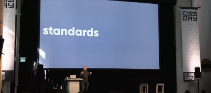 Photo de Jeremy Keith en train de présenter, le texte "standards" projeté