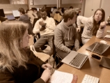 Photo prise en classe où l'on discute des questions à ajouter dans notre Guide d'Entretien